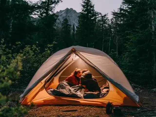 Cozy Tent Camping Aesthetic for Couples: Night Setup Tips